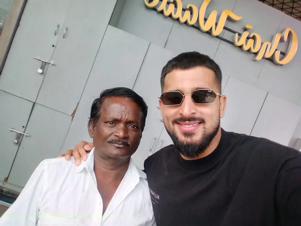 Guest taking a selfie with his RKV driver at the end of a trip